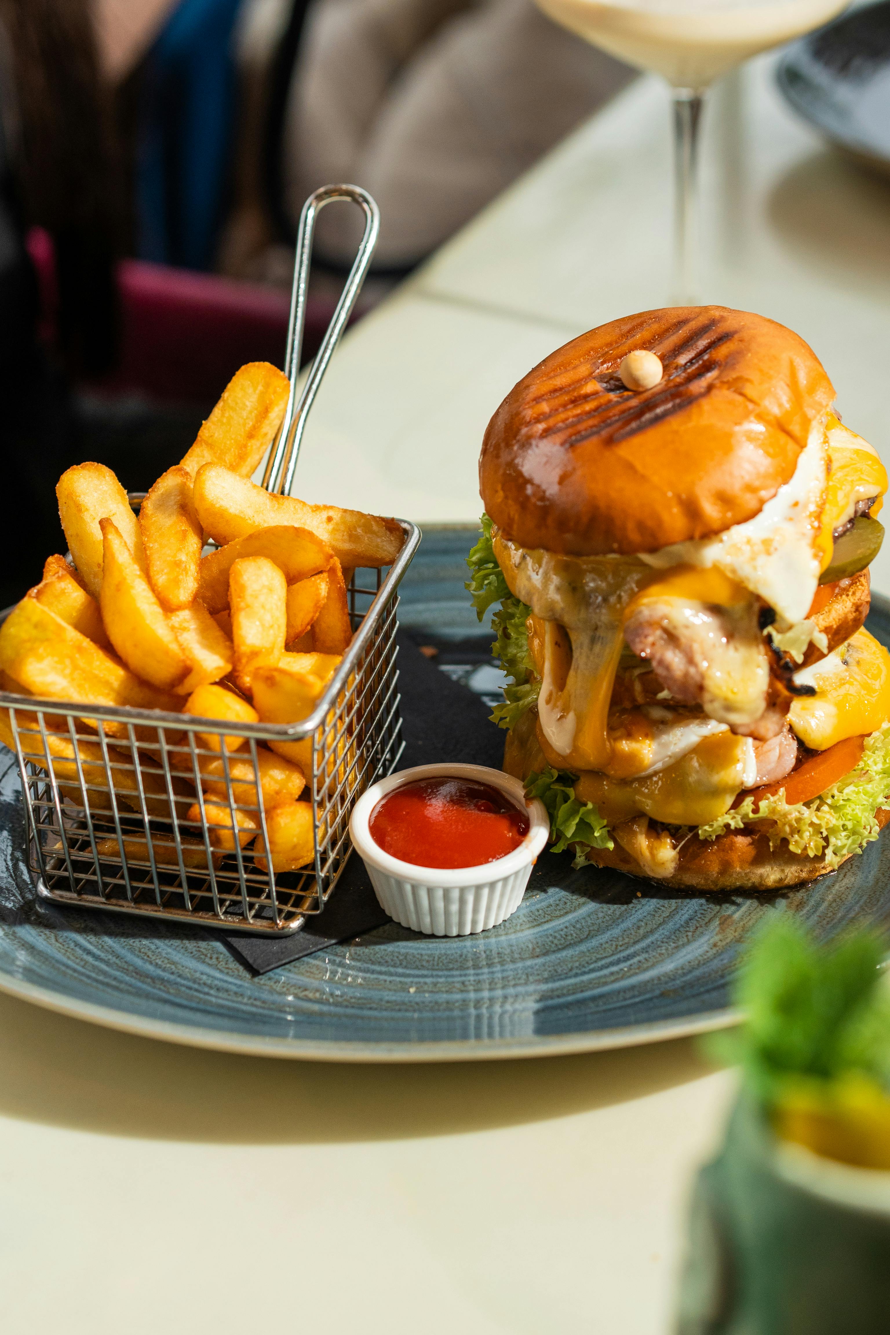 免費 美味的起司漢堡搭配薯條和番茄醬，是完美的美食大餐。 圖庫相片