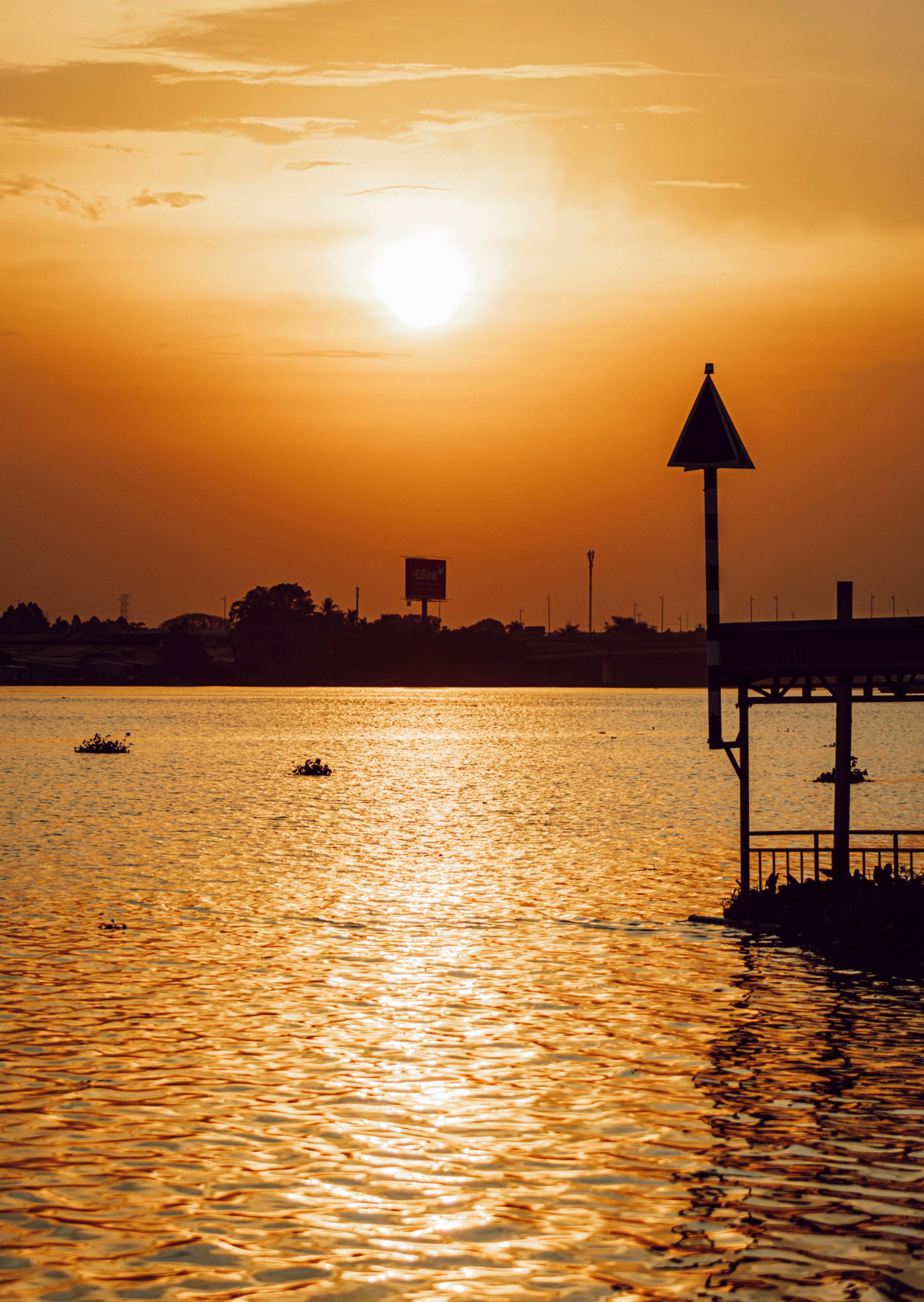 Scenic Sunset Over Tranquil Lake Waters · Free Stock Photo