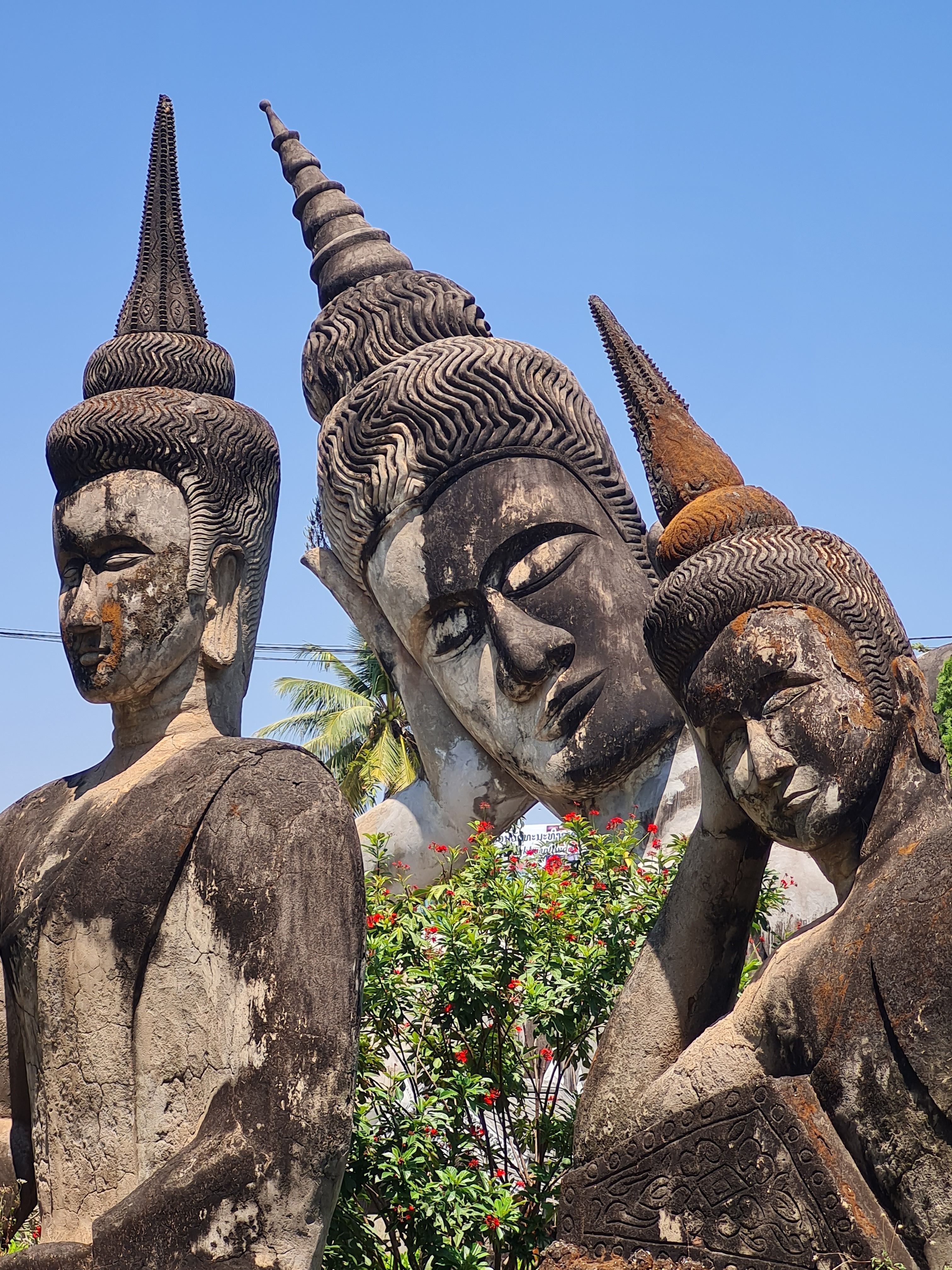 Antiguas estatuas de Buda en un parque de Vientián, Laos