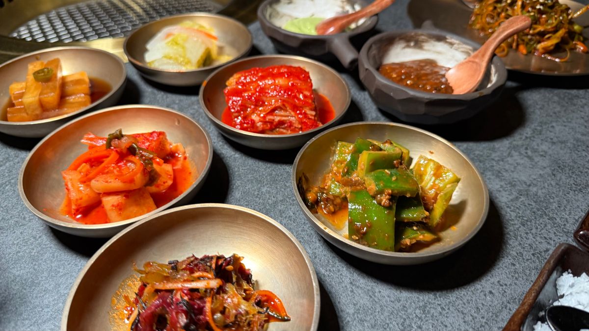 여러 종류의 반찬이 담긴 한국식 상차림