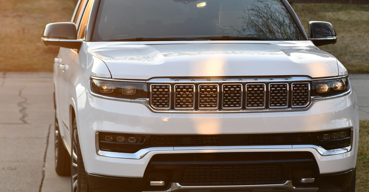 Front Rounded Suvs Front view of a modern white SUV at sunset · Free Stock Photo