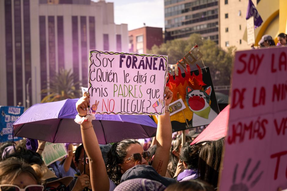 Protesta colorida por los derechos de las mujeres en Ciudad de México con carteles y mensajes diversos.
