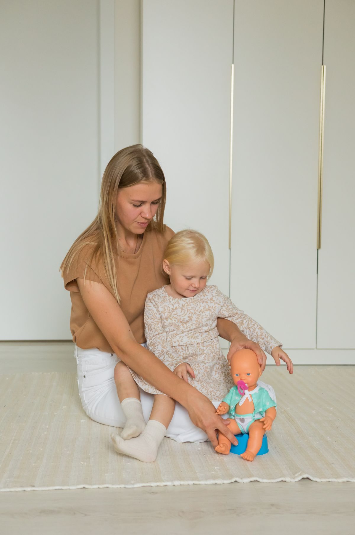Niño pequeño en proceso de aprendizaje de autonomía