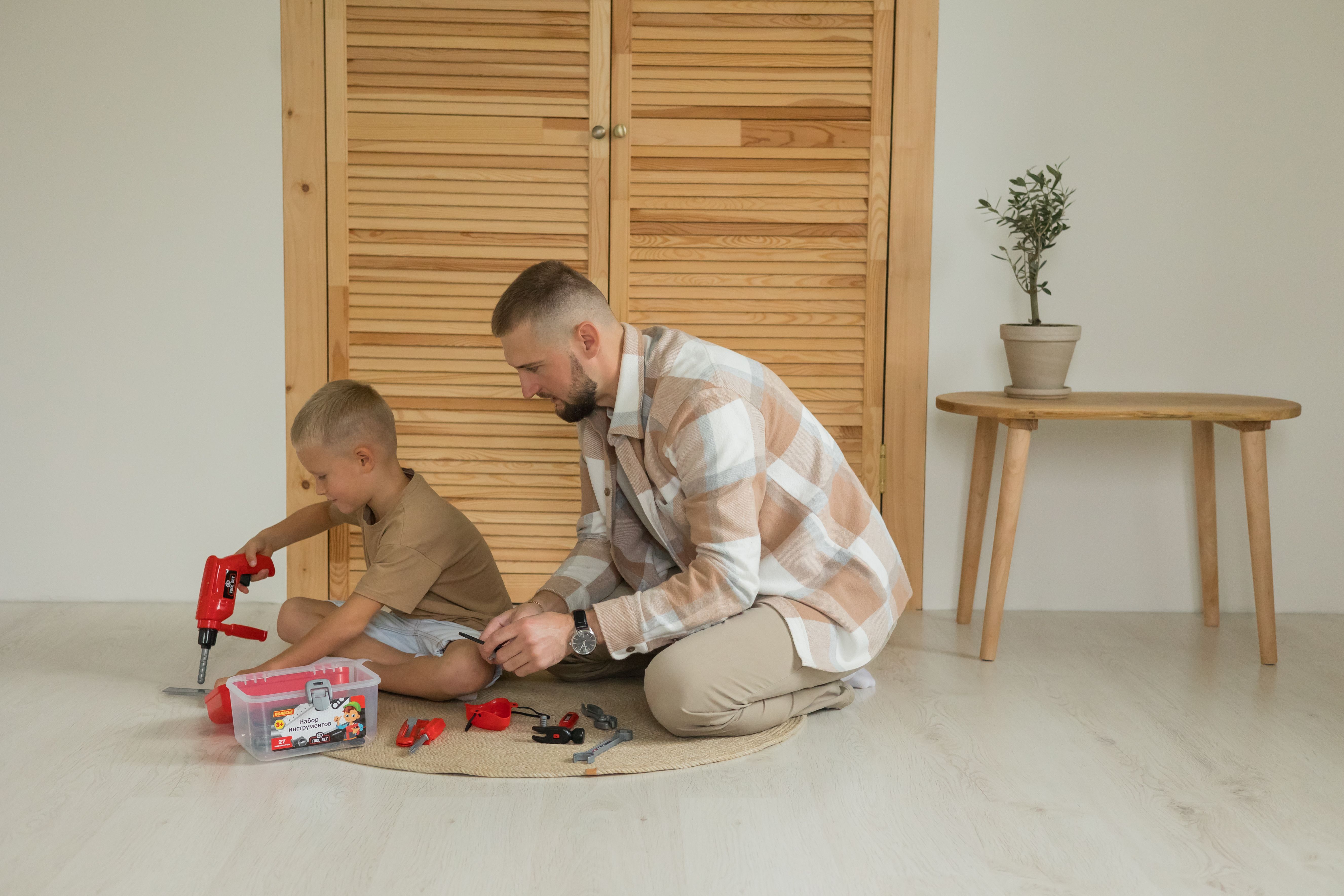 Famille choisissant des jouets de qualité