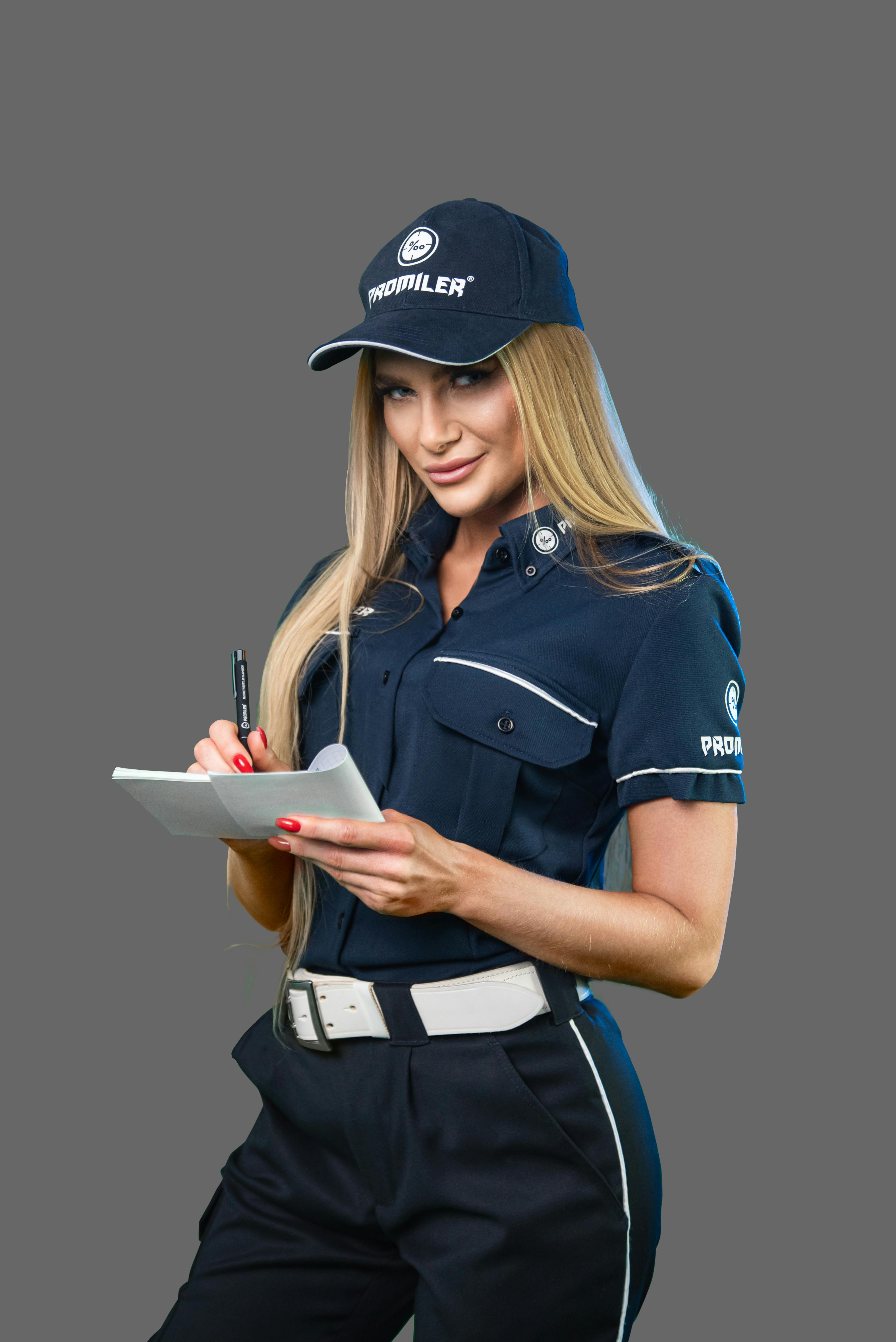 Miễn phí Một nữ cảnh sát mặc đồng phục đang ghi chú trên bảng kẹp hồ sơ, tập trung vào vấn đề an toàn giao thông và thực thi pháp luật. Ảnh lưu trữ