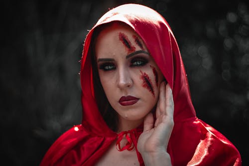 Femme Portant Une Capuche Rouge Avec Du Maquillage