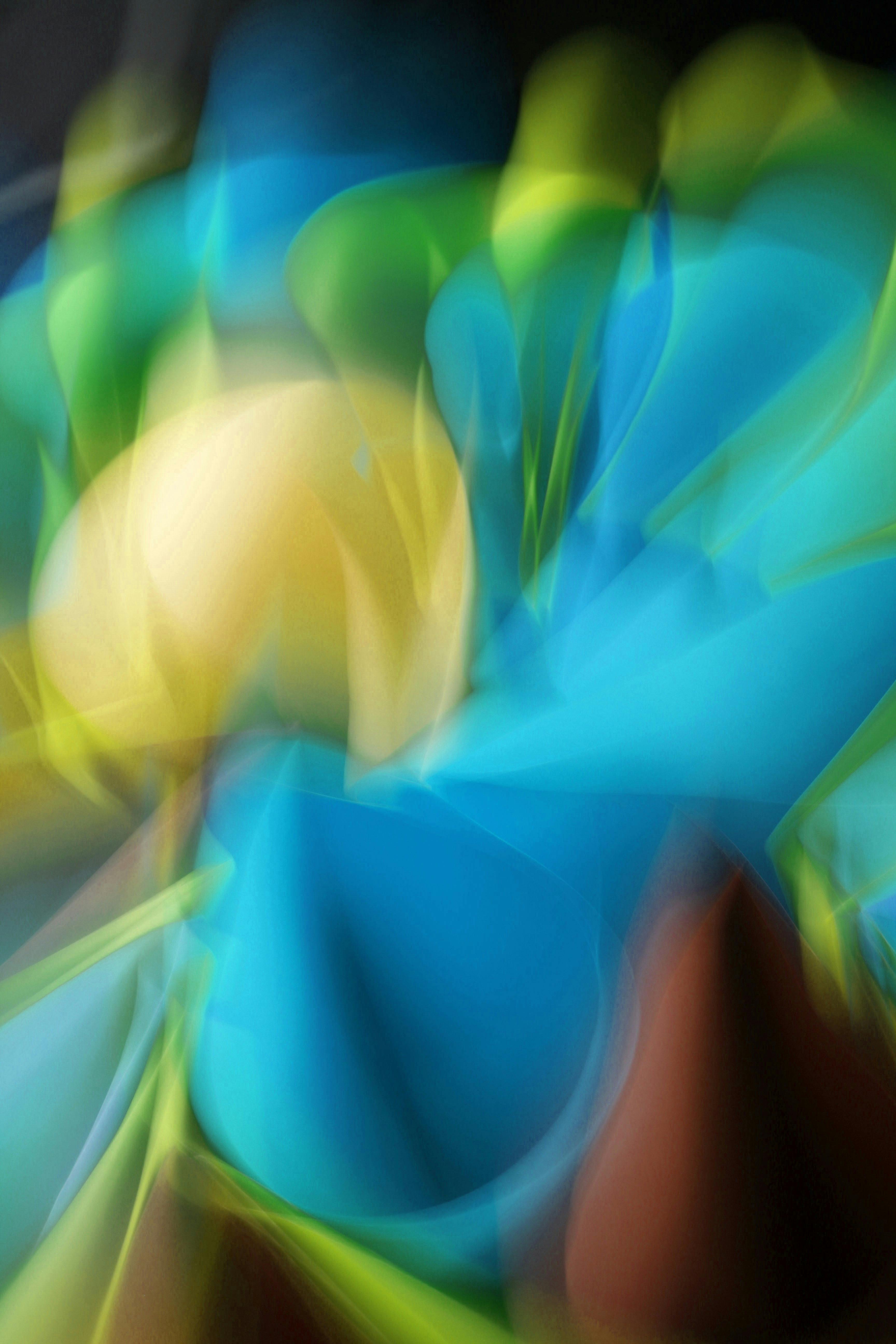 Gratis Dynamisk abstrakt bilde med blå, grønne og gule virvlende former. Arkivbilde