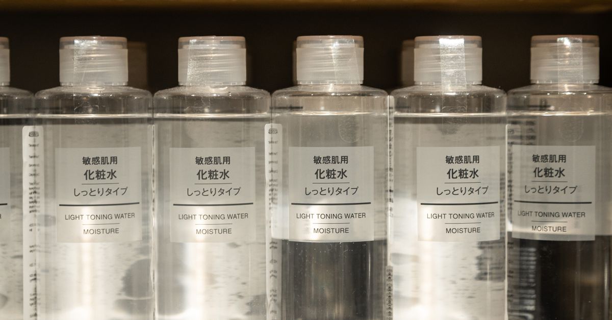 家裡東西太多了?無印良品這款浮空收納架真是救星! 家裡東西太多了?無印良品這款浮空收納架真是救星!