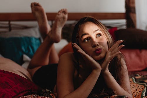 Free Vrouw Liggend Op Bed Stock Photo