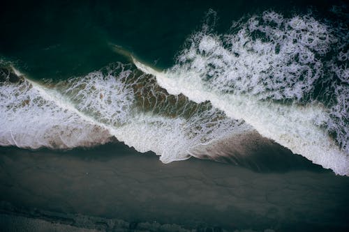 Ilmainen kuvapankkikuva tunnisteilla aallot, hiekkaranta, lintuperspektiivi