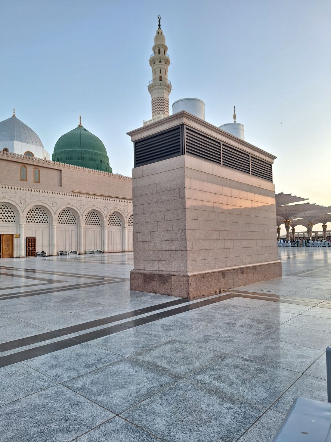 Masjid Nabawi di Madinah pada waktu fajar