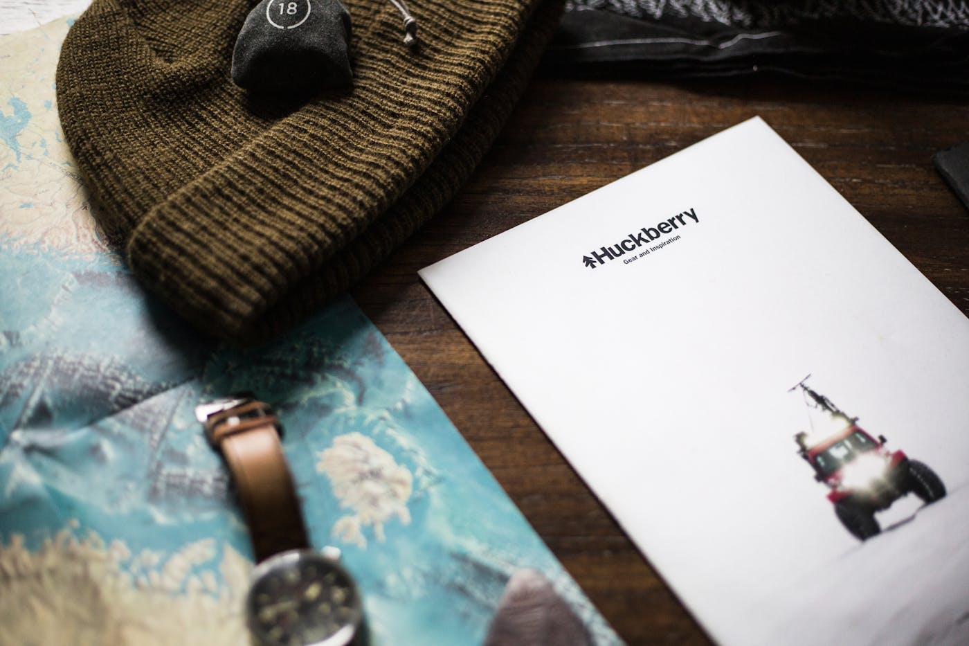 Flat lay di equipaggiamento da avventura e mappa disposti su superficie