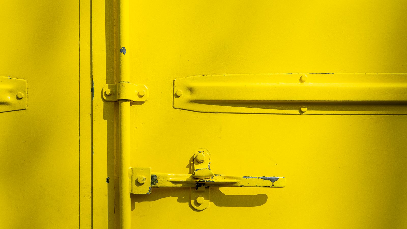 Detalhe de dobradiça e fechadura da porta traseira de um utilitário usado
