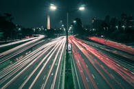 在繁华的夜晚，圣保罗的高速公路上拍摄到了充满活力的光径和城市天际线