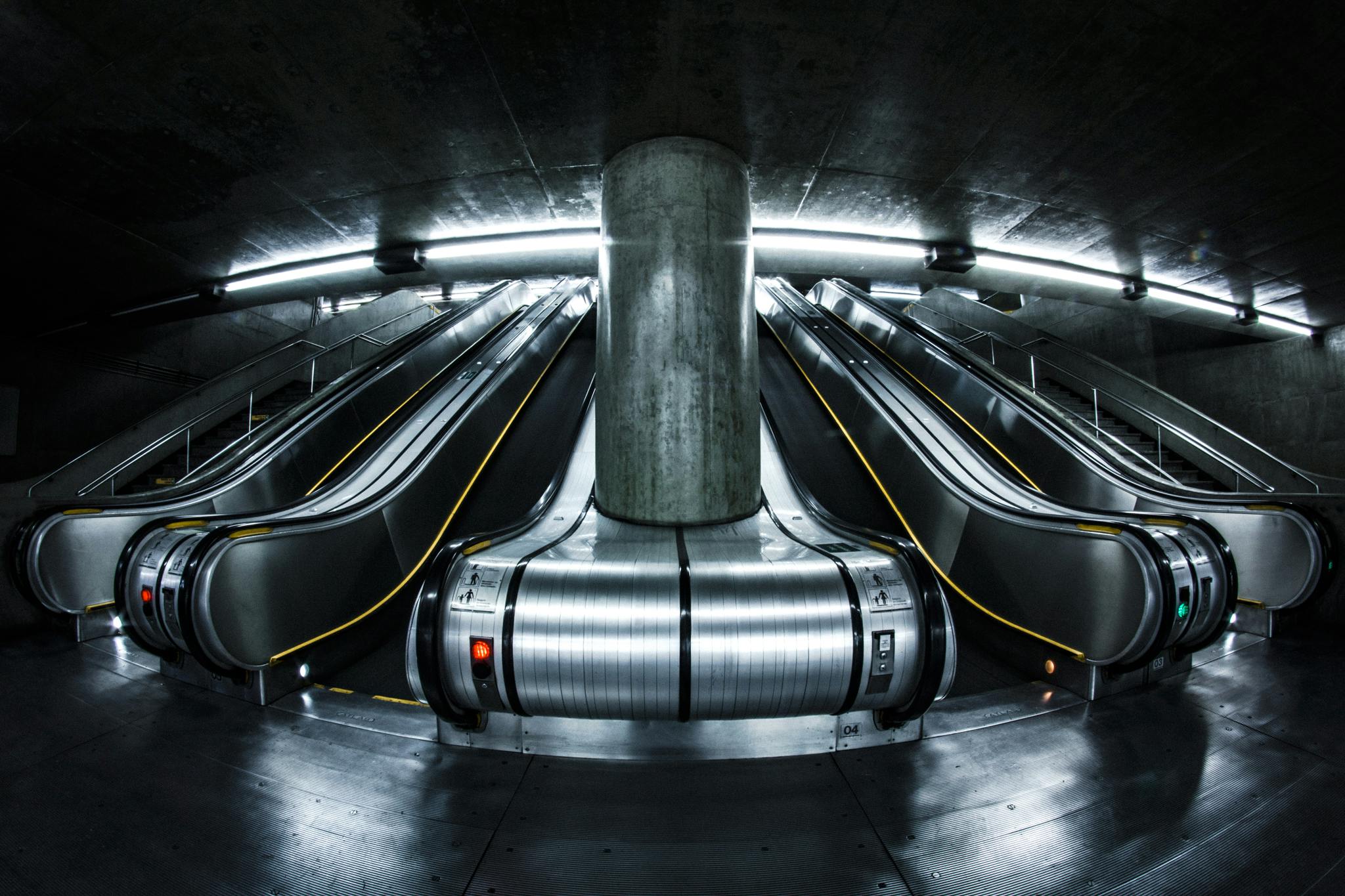 圣保罗地铁站里，自动扶梯的灯光明亮，充满未来感