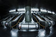 圣保罗地铁站里，自动扶梯的灯光明亮，充满未来感