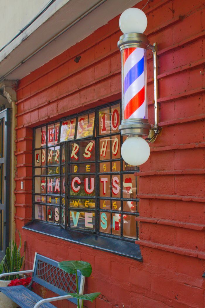 Fachada de la barbería