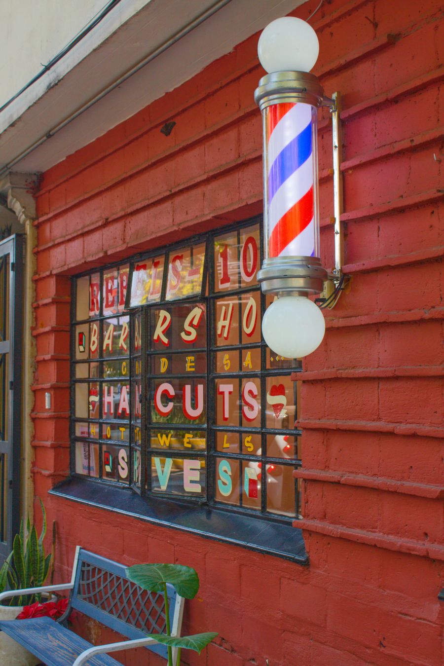 Fachada clásica de barbería
