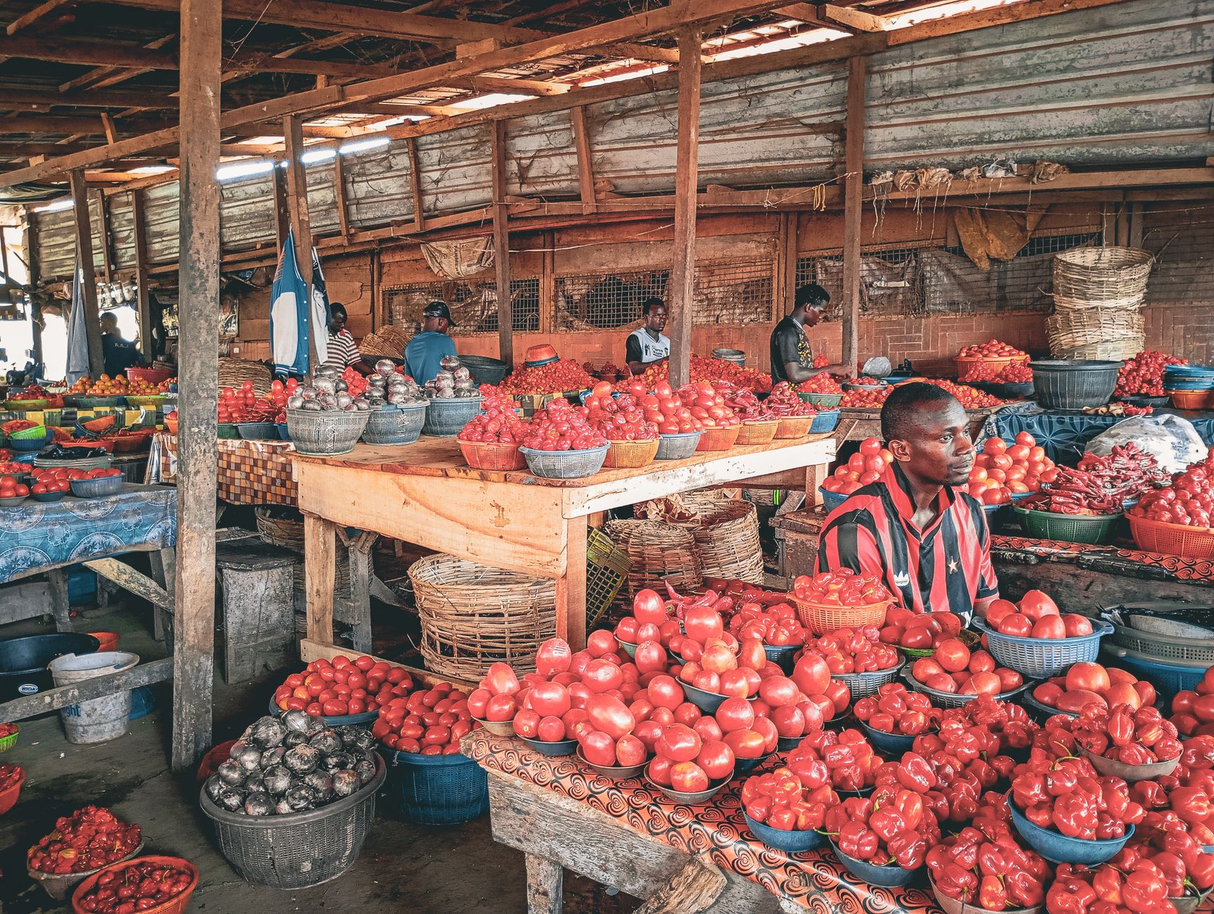 Marché agricole de Morondava avec vendeurs locaux