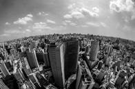 圣保罗黑白鸟瞰天际线令人惊叹，凸显了其城市密度与建筑风貌