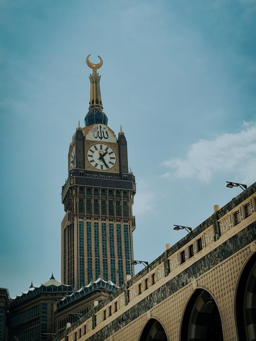 Free View of the iconic Abraj Al Bait clock tower against a clear sky in Mecca. Stock Photo