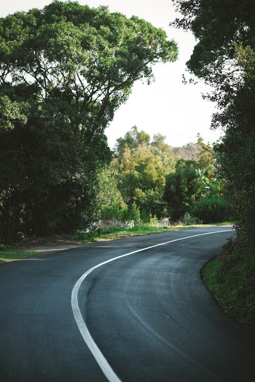 空の舗装道路