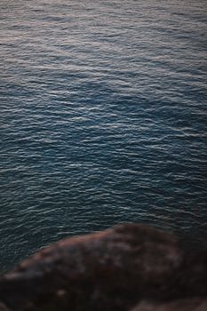 在南非罗布伯格日落时捕捉到宁静的海浪