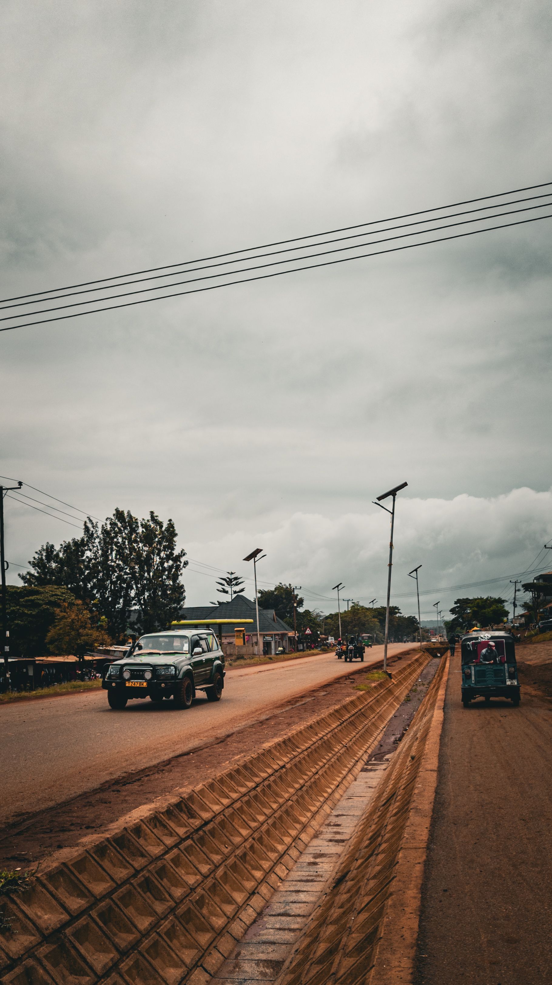rural-street-with-vehicles-in-karatu-tanzania-free-stock-photo