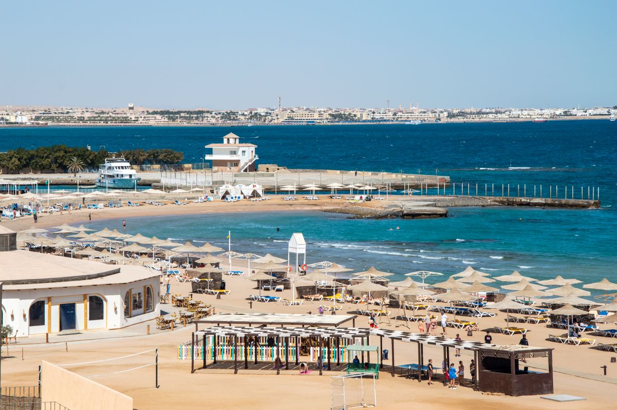 Unde te cazezi în Hurghada - plajă de resort cu umbrele la Marea Roșie