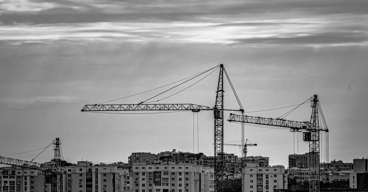 A tower crane above a Toronto condo construction site, showing pre construction condo closings ahead
