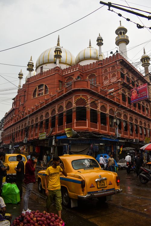 Free Dynamic scene of street life near Nakhoda Mosque, Kolkata, capturing vibrant colors and architecture. Stock Photo