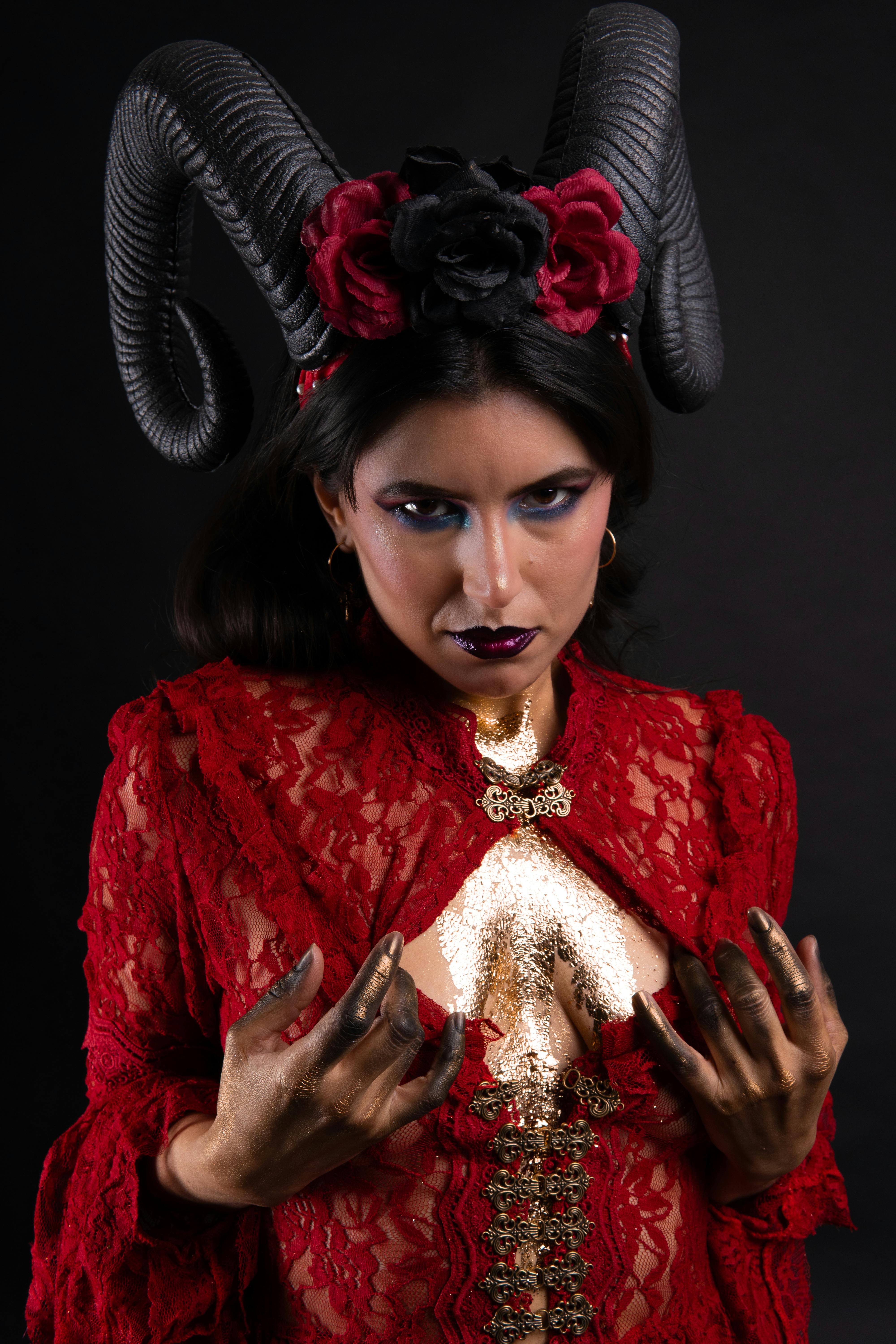 Gratuit Photos gratuites de accents dorés, arrière-plan noir, beauté latine Photos