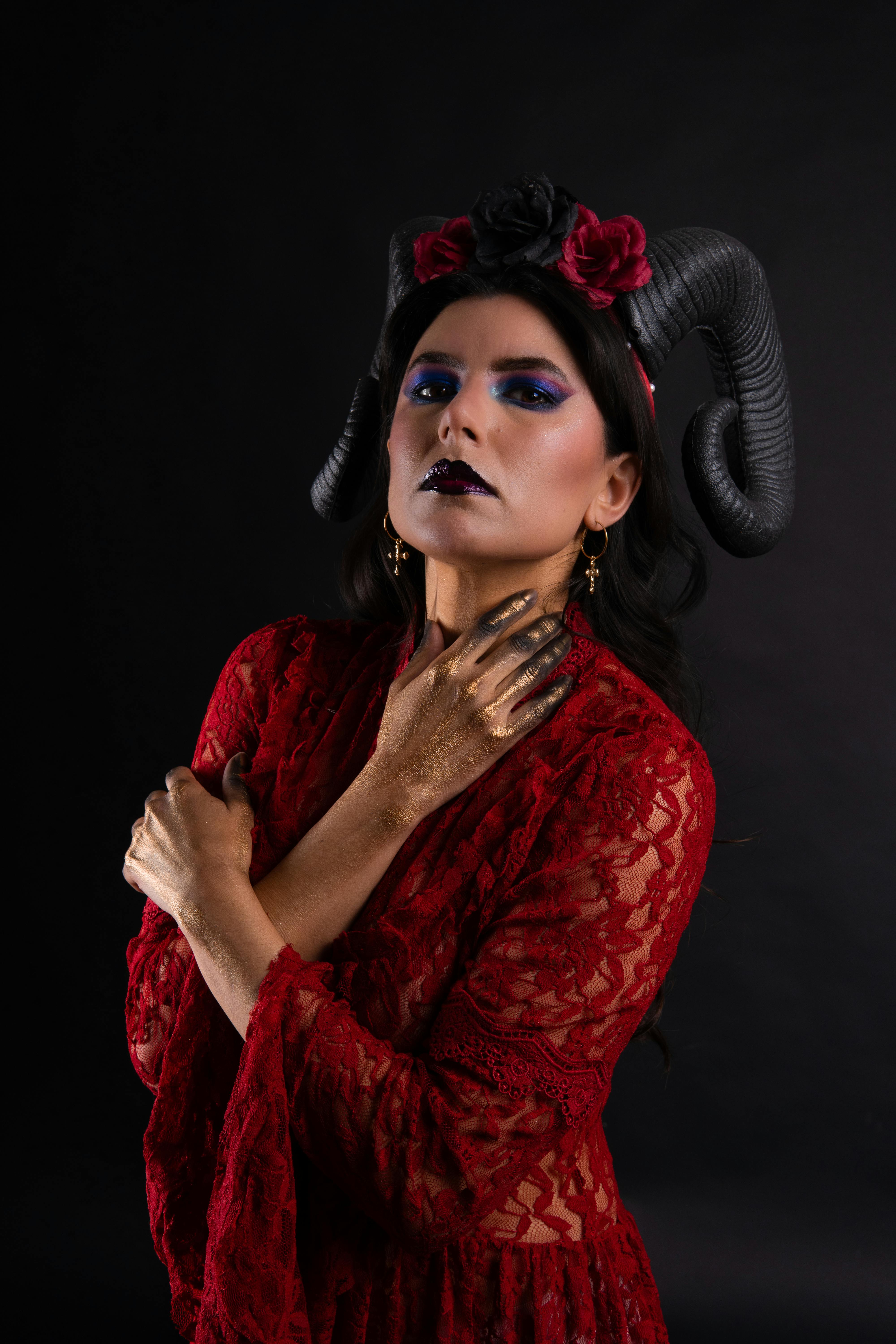 Gratuit Photos gratuites de accents dorés, arrière-plan noir, beauté latine Photos