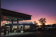 黄昏时分，城市加油站的背景充满日落活力