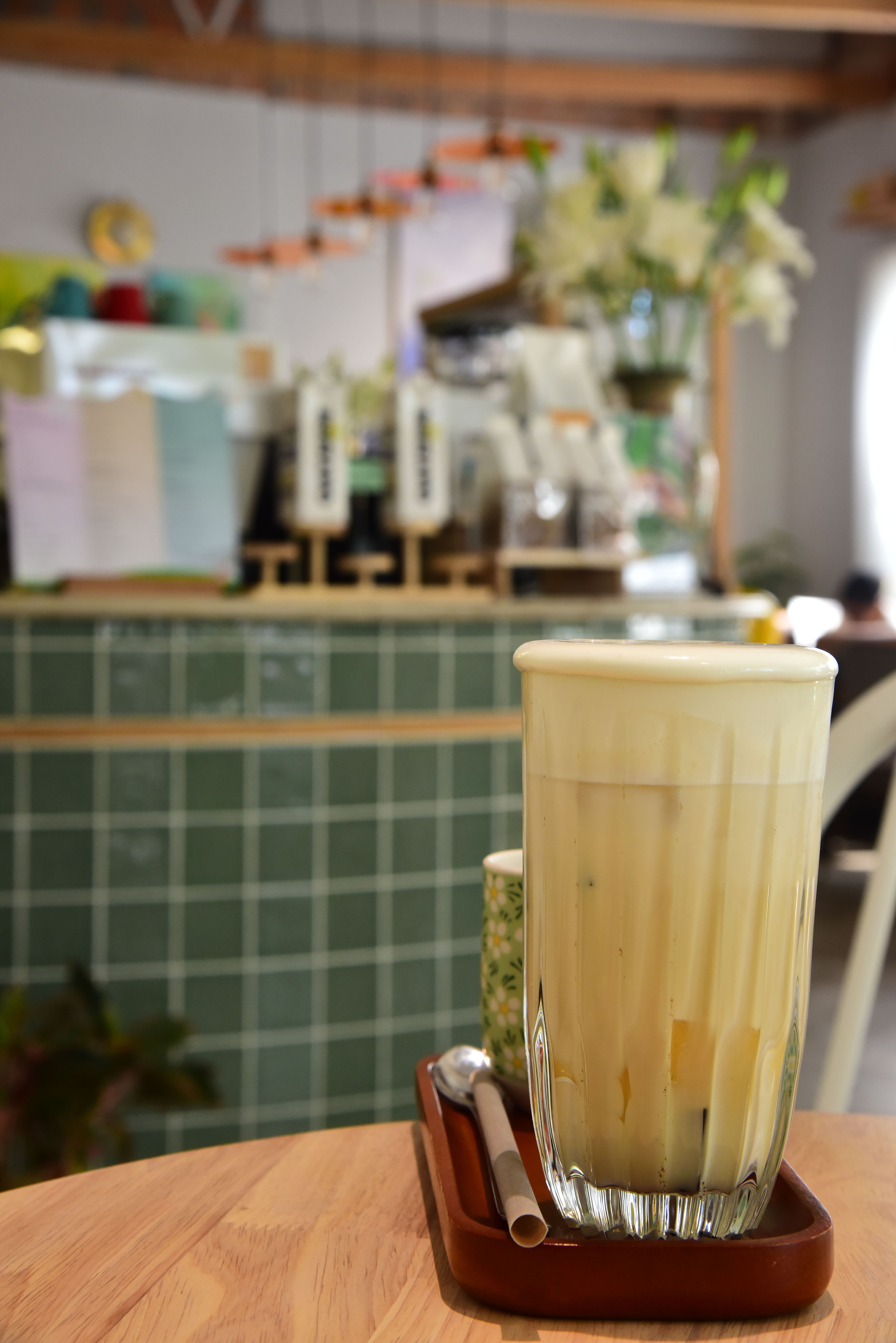 Creamy Bubble Tea in a Cozy Cafe Setting · Free Stock Photo