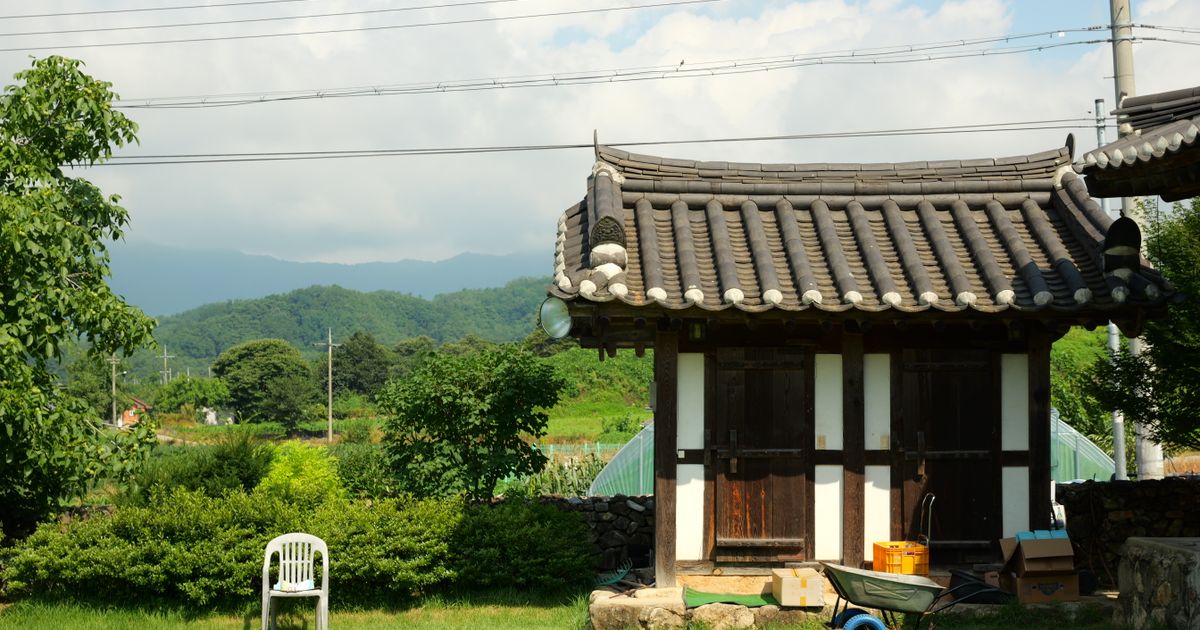 잔디 마당이 있는 시골 기와집