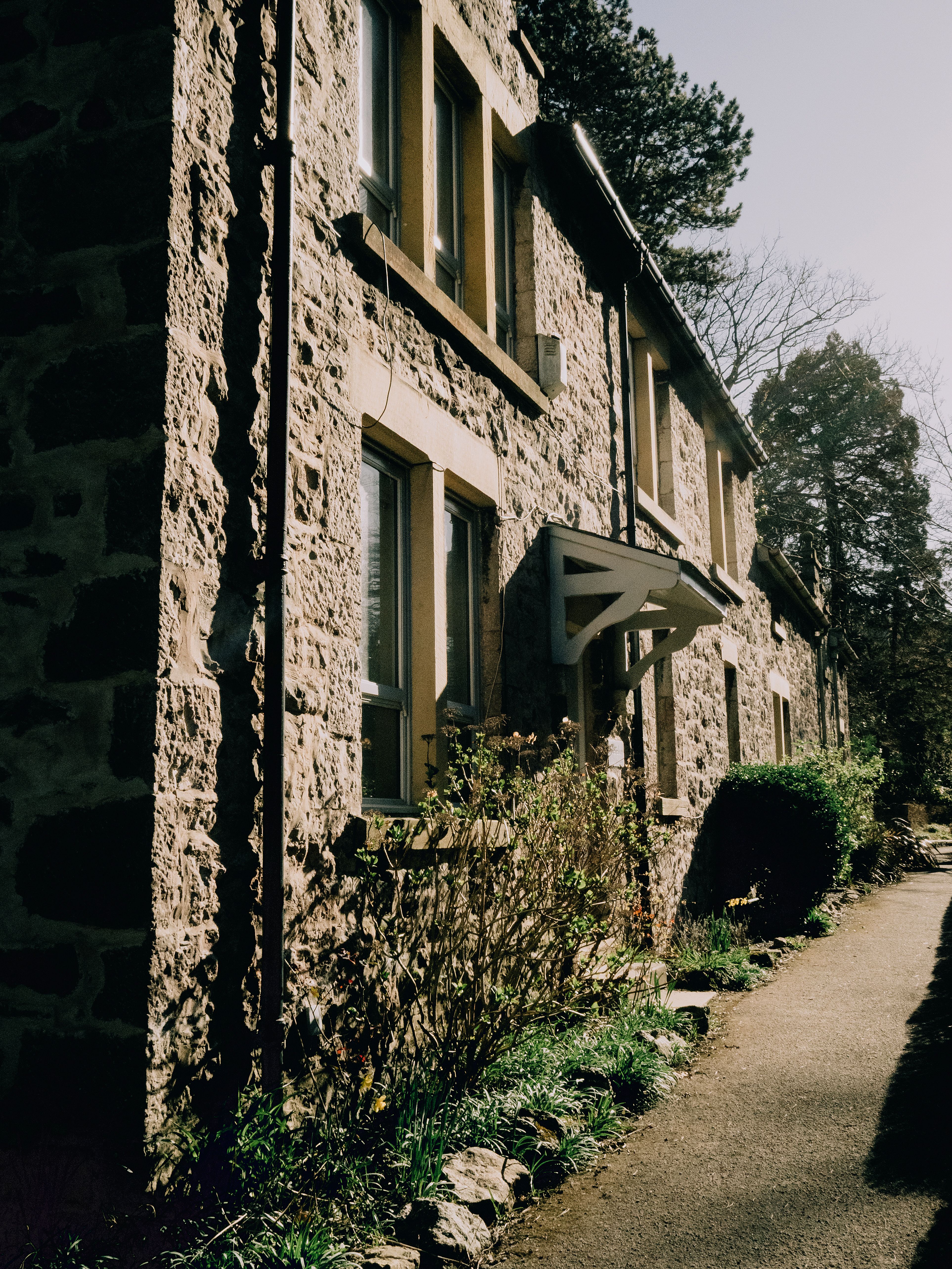 Charming Rustic Stone Cottage in Sunlit Countryside · Free Stock Photo
