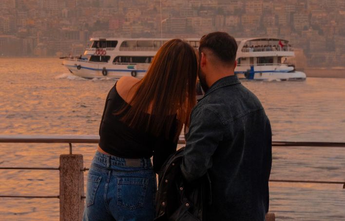 Online dating: starting a conversation on a niche platform