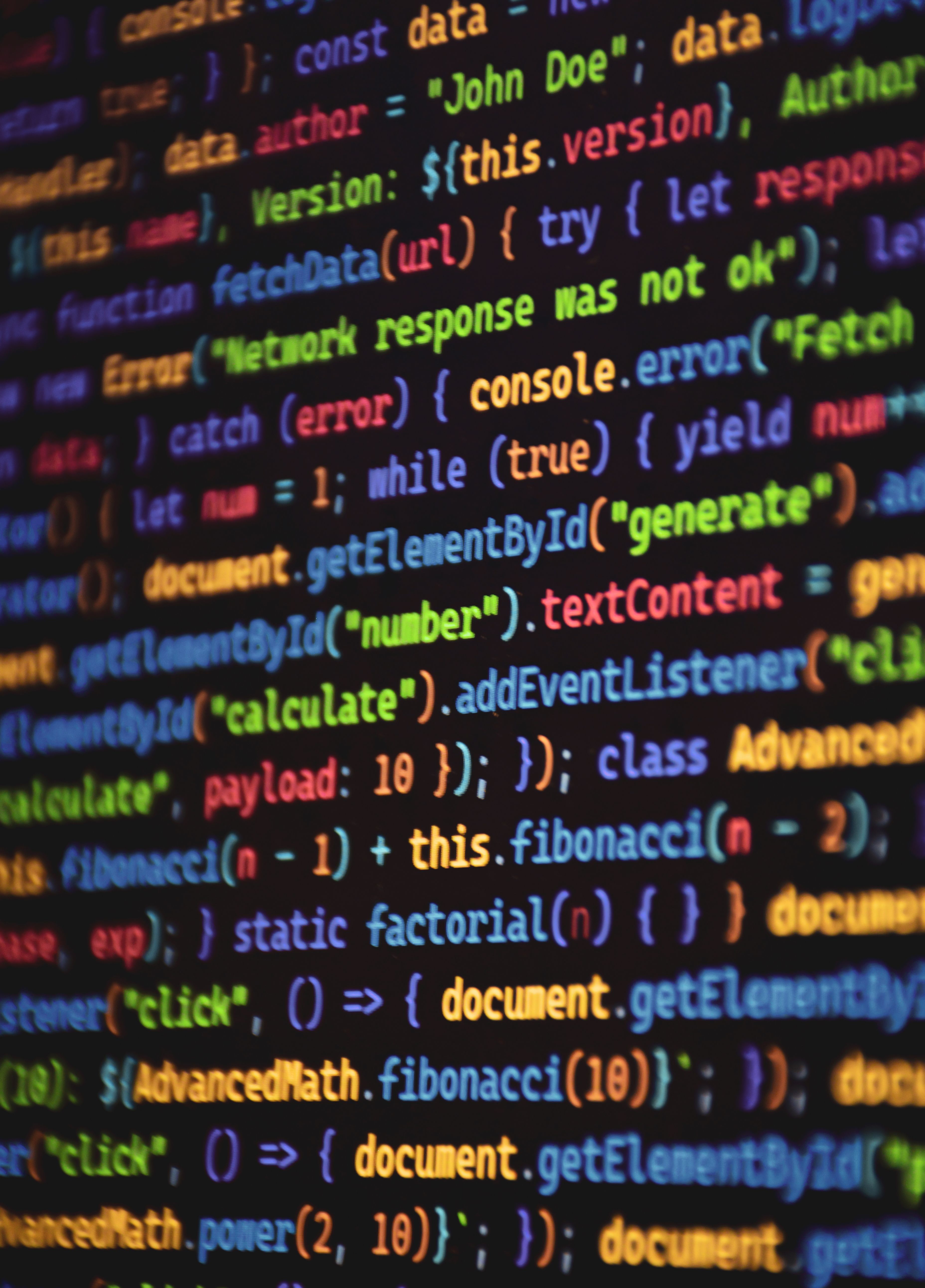 免费 鲜艳彩色的 JavaScript 代码特写，在深色屏幕上显示功能和语法。 素材图片