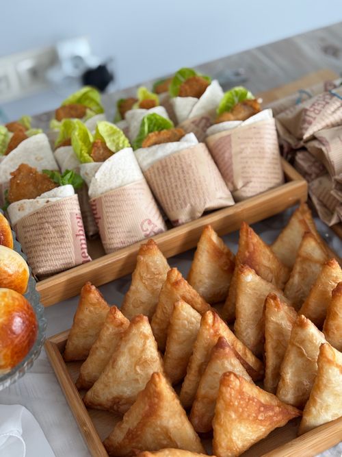 Free A tempting assortment of samosas and wraps with lettuce and cutlets, perfect for party appetizers. Stock Photo