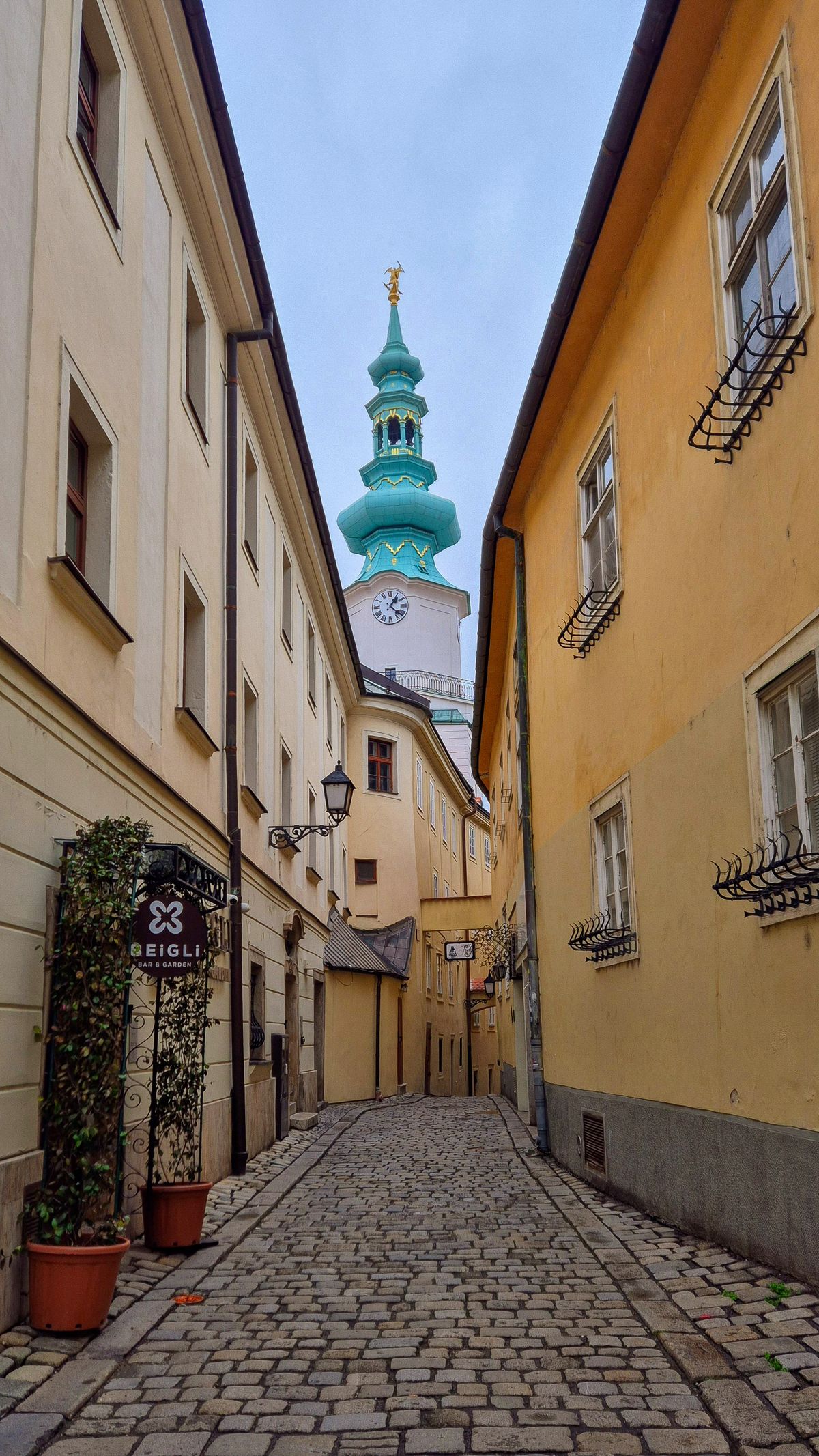 Unde te cazezi în Bratislava - Poarta Michalská și strada pietruită din Orașul Vechi