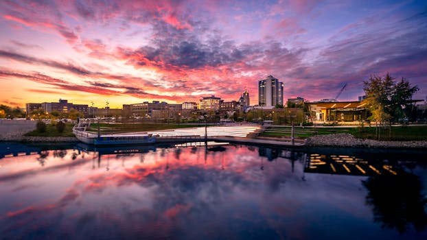 韦恩堡的天际线上，美丽的日落与河流的倒影，展现了城市的建筑风貌