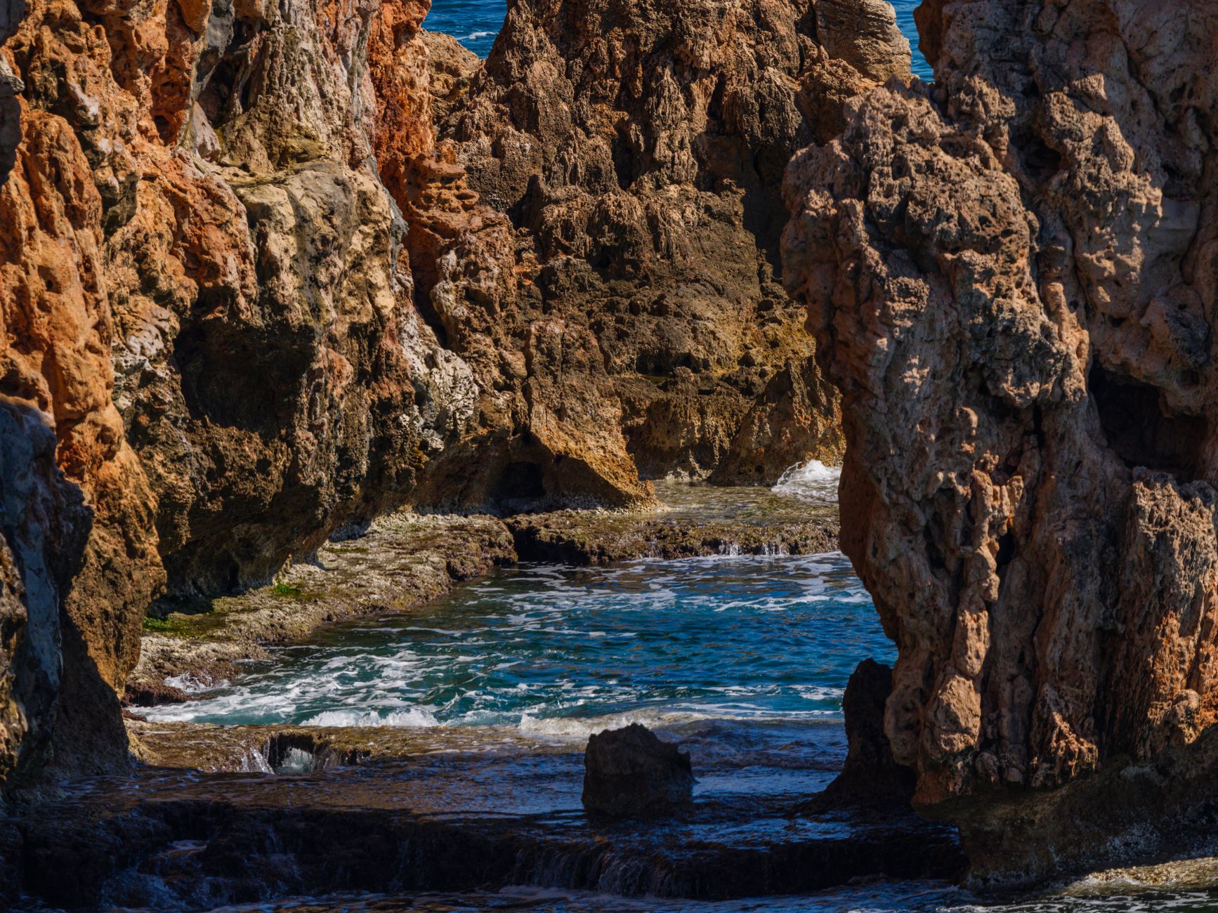 Vibrant seascape with dramatic cliffs and ocean waves crashing on rocks, perfect for travel inspiration.