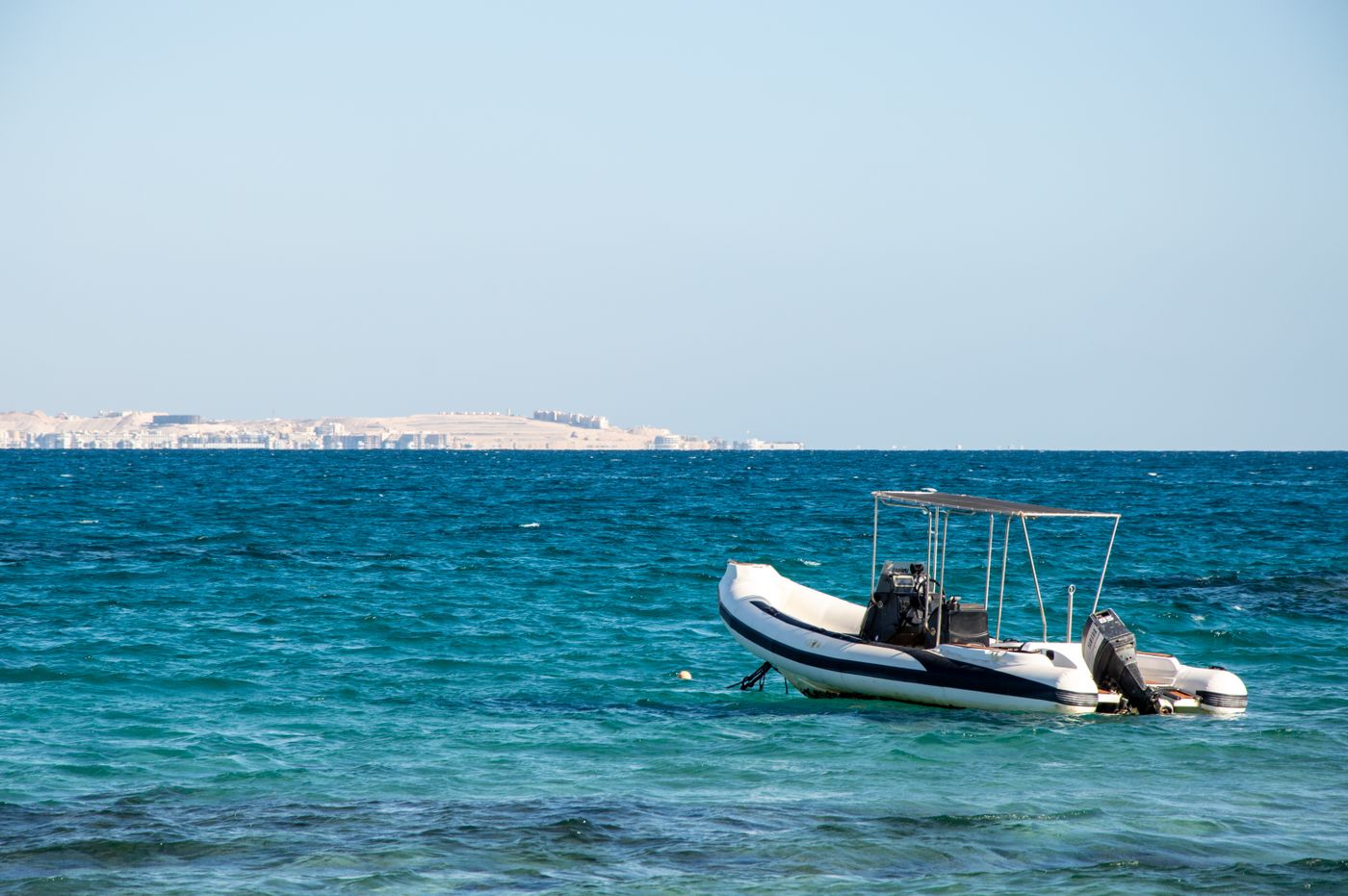 Semi-rigide amarré en bord de mer