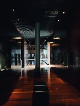 时尚现代的走廊铺设了木地板，并配有优雅的灯光，展现了当代建筑风格