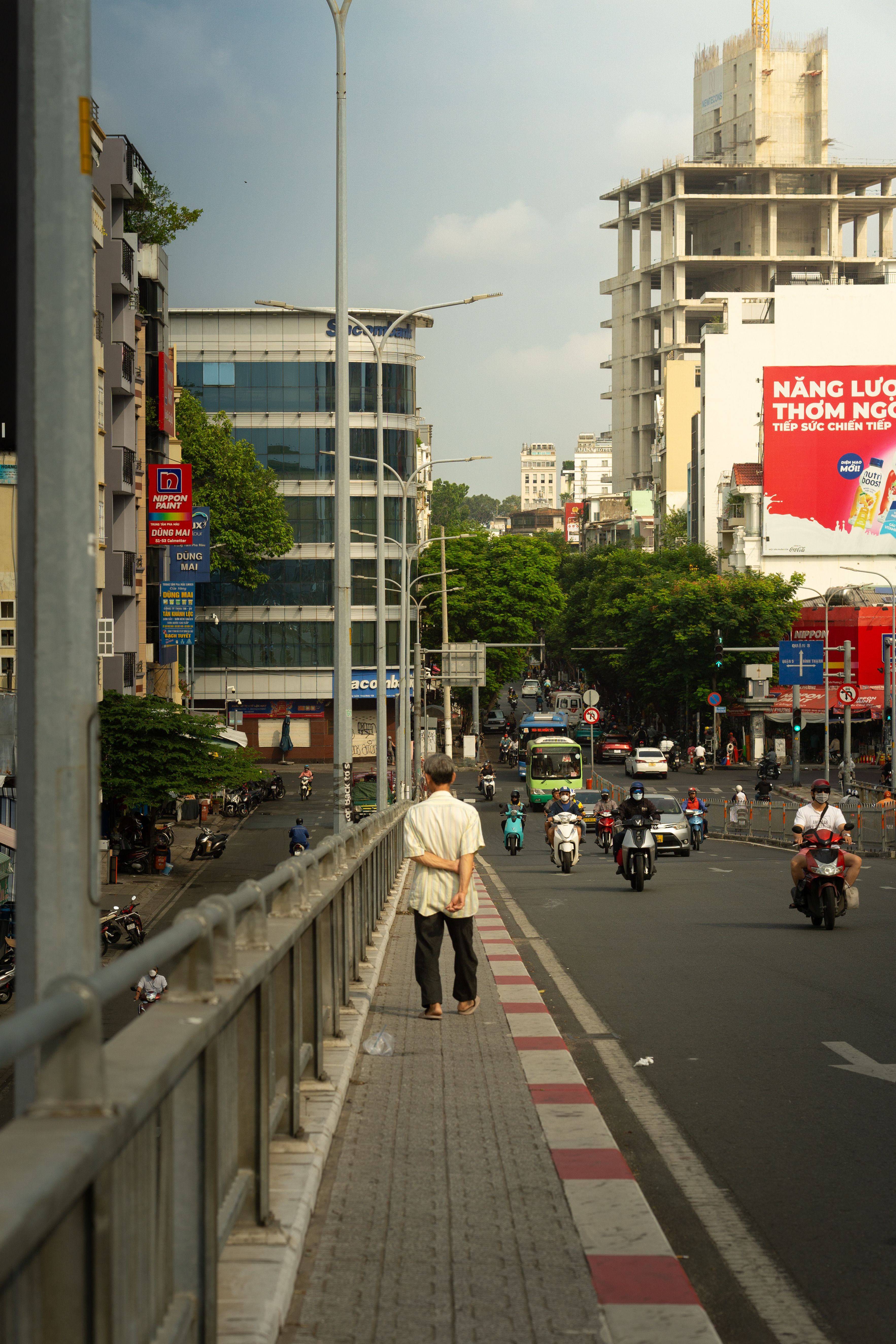 Urban Street Scene with Pedestrian and Traffic · Free Stock Photo