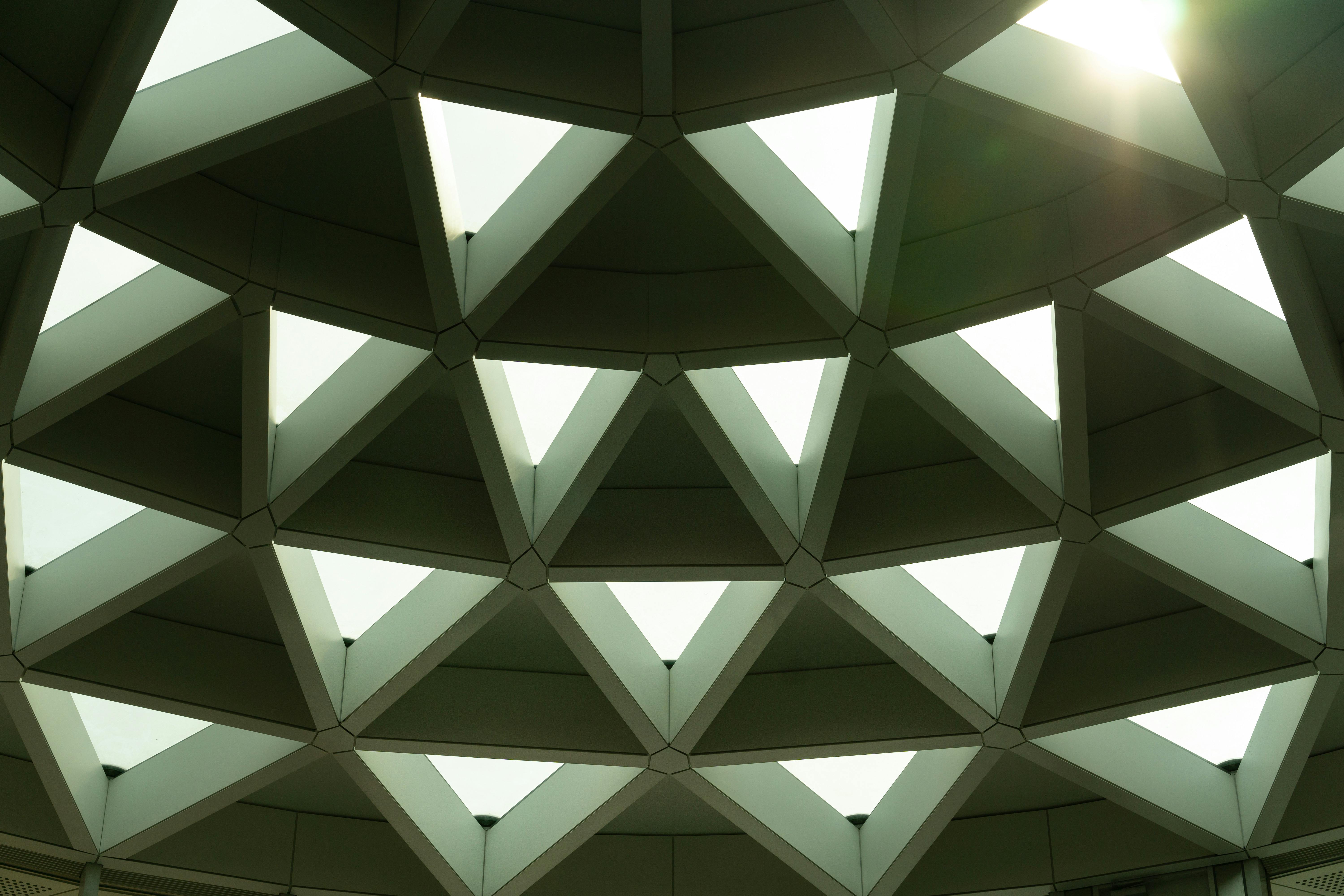 Gratis Techo geométrico triangular con elementos arquitectónicos modernos y luz natural. Foto de stock