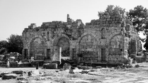 Free Explore ancient stone ruins with arches, captured in a classic black and white style. Stock Photo