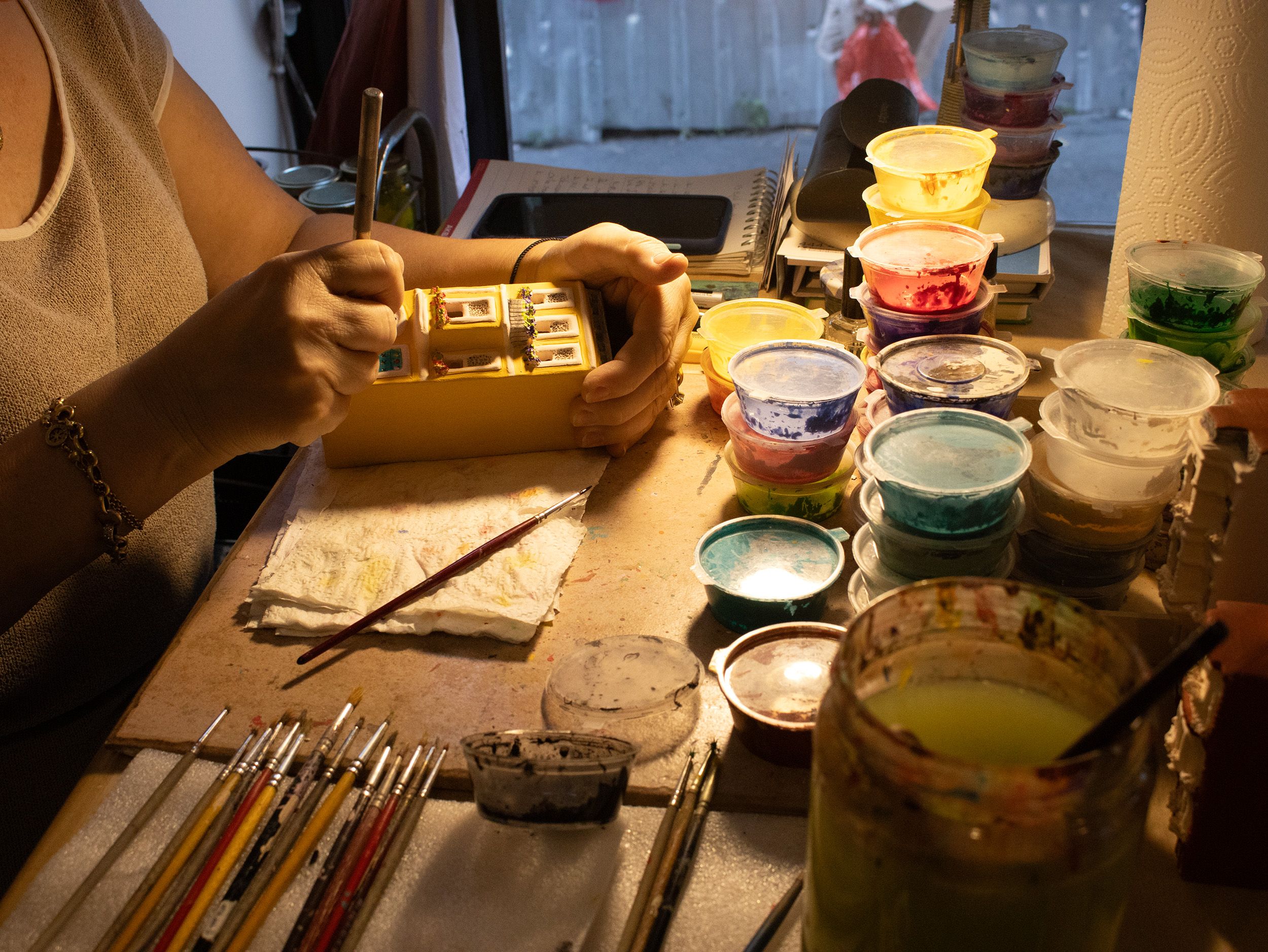 Persona pintando con acuarelas en un ambiente creativo