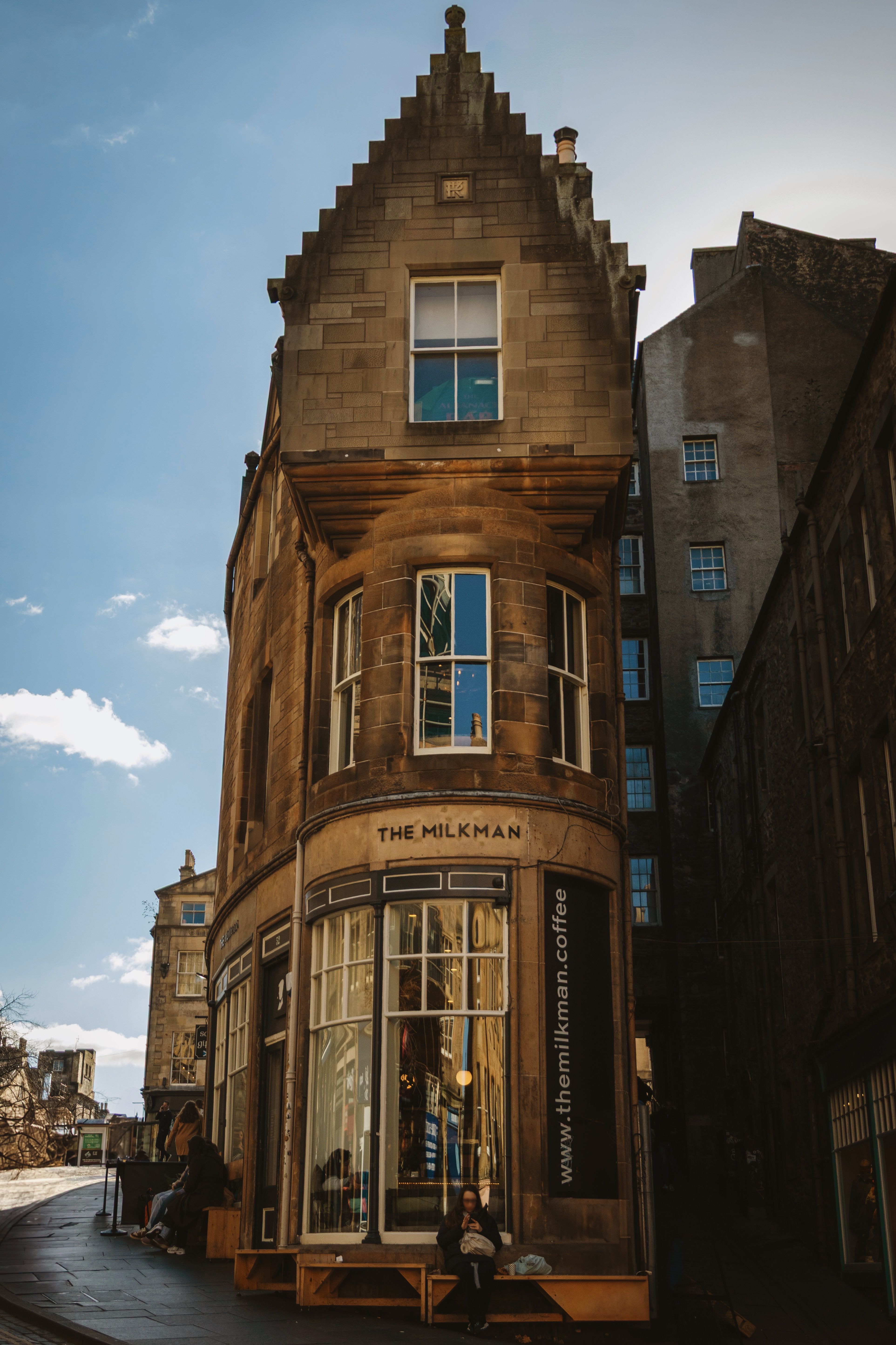 Quaint Corner Building in Edinburgh's Old Town · Free Stock Photo